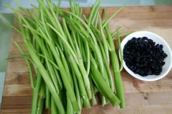 豆豉炒空心菜梗的做法图解1