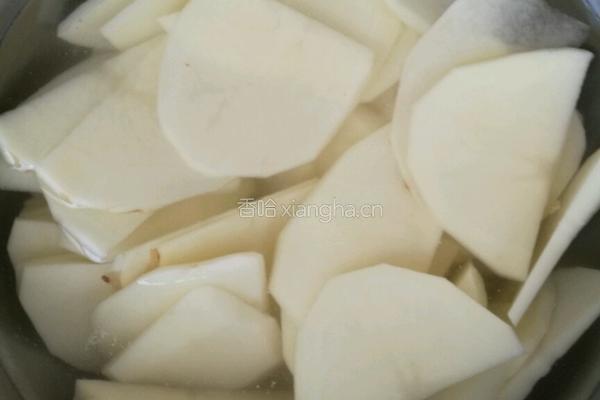 青椒土豆片的做法图解1