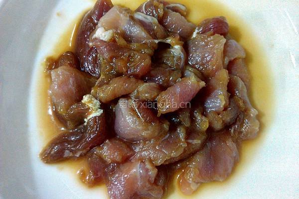 草菇炒瘦肉的做法图解3