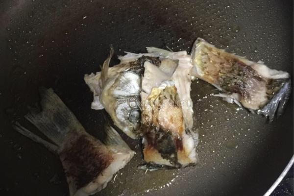 鲫鱼豆腐汤的做法图解3