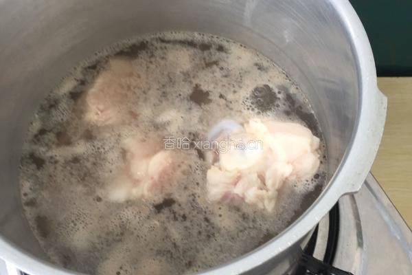 大骨墨鱼赤豆汤的做法图解2