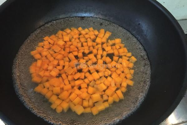 玉米胡萝卜炒肉丁的做法图解3