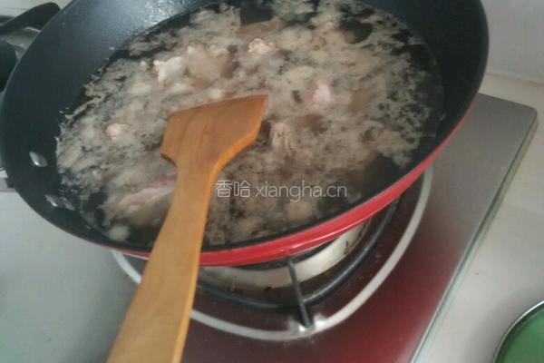 排骨蔬菜焖米饭的做法图解1