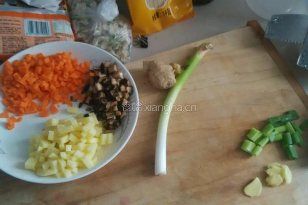 排骨蔬菜焖米饭的做法图解2