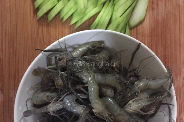 黄瓜炒河虾的做法图解1