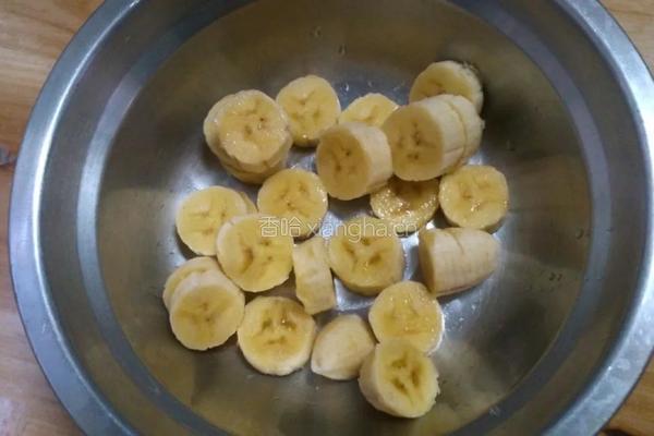 香蕉松饼的做法图解1