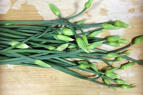 韭菜花炒肉丝的做法图解1