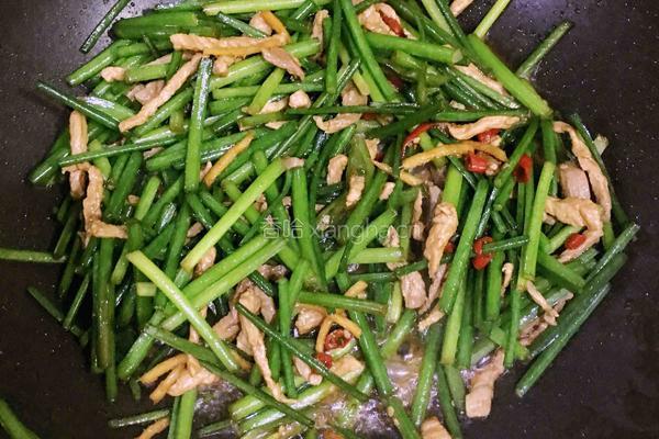 韭菜花炒肉丝的做法图解6