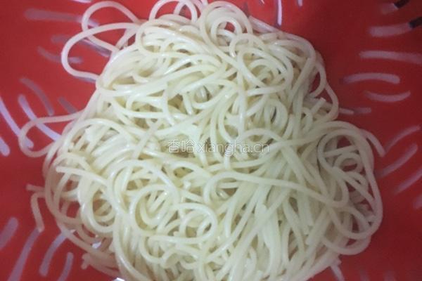 特色炸酱意面的做法图解2