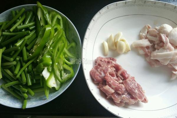 蒜苗炒肉的做法图解1
