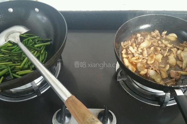 蒜苗炒肉的做法图解2