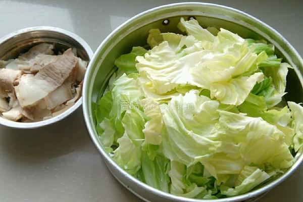 卷心包菜回锅肉的做法图解1