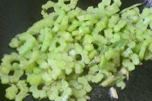 苦瓜炒鸡蛋的做法图解5