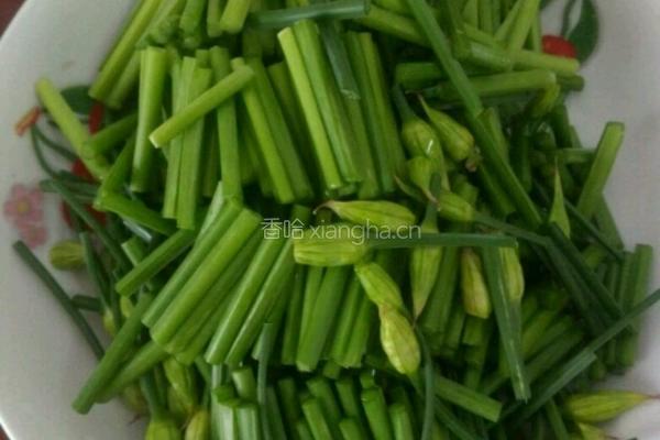 韭菜花炒肉的做法图解1