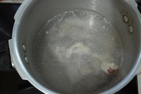 酸菜苦瓜排骨汤的做法图解2