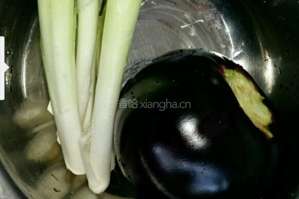 茄子鲜肉烙盒子的做法图解2