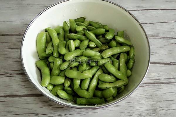 香辣毛豆的做法图解2