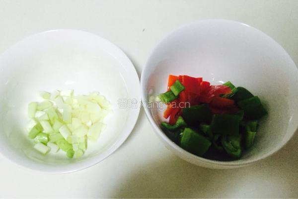 杏鲍菇炒鸡丁的做法图解3