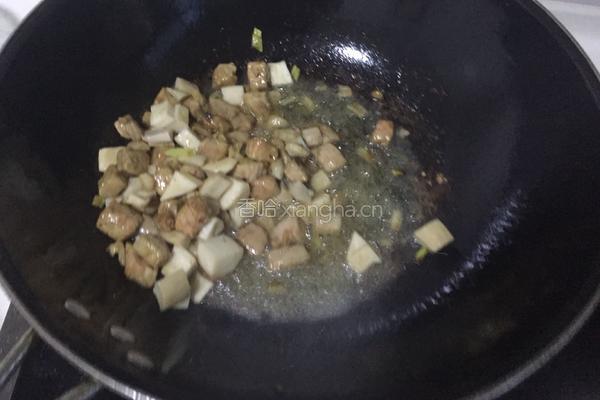 杏鲍菇炒鸡丁的做法图解7