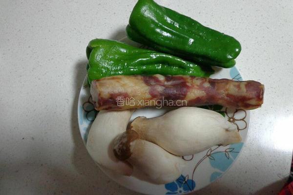 腊肠炒杏鲍菇的做法图解1