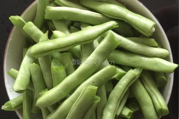 四季豆烧猪肉的做法图解2