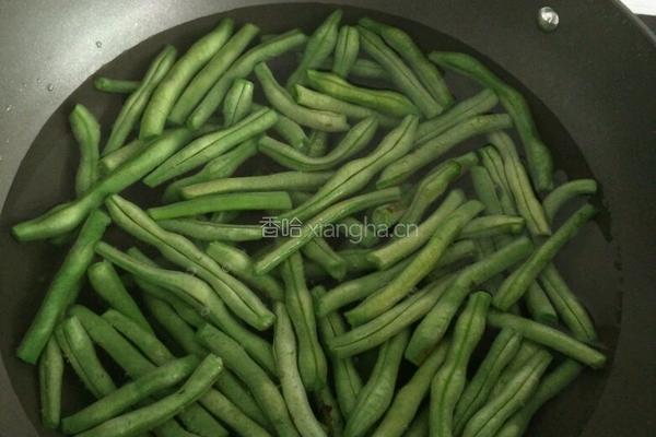 糊辣椒蘸水四季豆的做法图解2