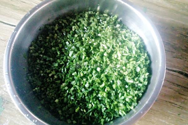 韭菜山野菜(青广东)馅饼的做法图解9