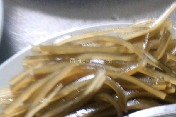 凉拌芹菜海带丝的做法图解2
