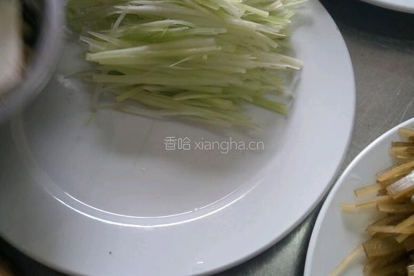 凉拌芹菜海带丝的做法图解1