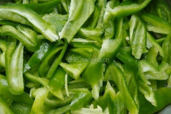 青椒炒香肠的做法图解1