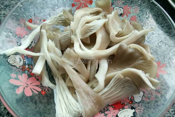 西红柿平菇炒午餐肉的做法图解2