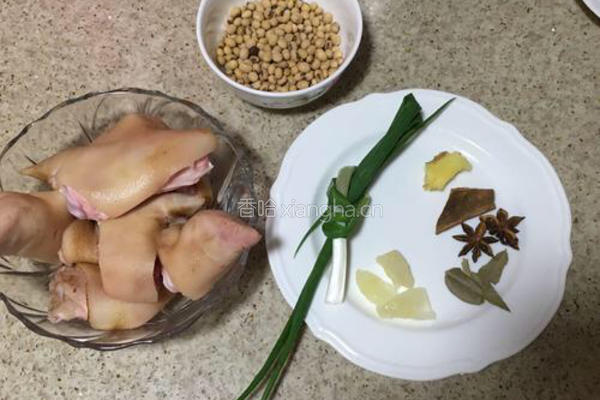 黄豆焖猪蹄的做法图解1