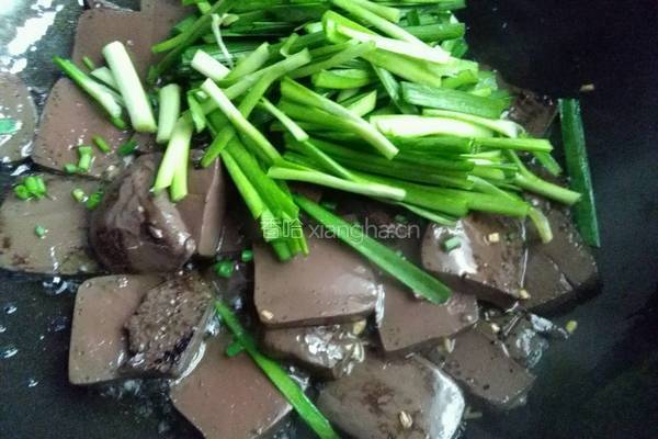 家菜＊猪血炒韭菜的做法图解6