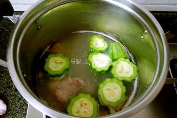 黄豆苦瓜猪脚汤的做法图解4