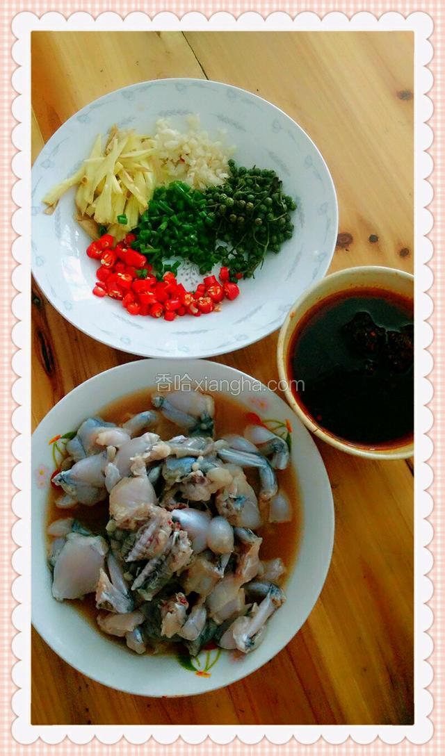 石蛙切块用盐，料酒，生粉腌制10分钟，准备好所需小料和秘制酱料。