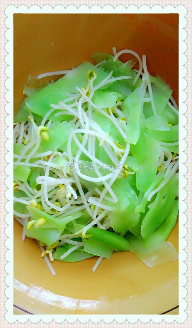 莴笋豆芽入锅焯水盛盘底备用。