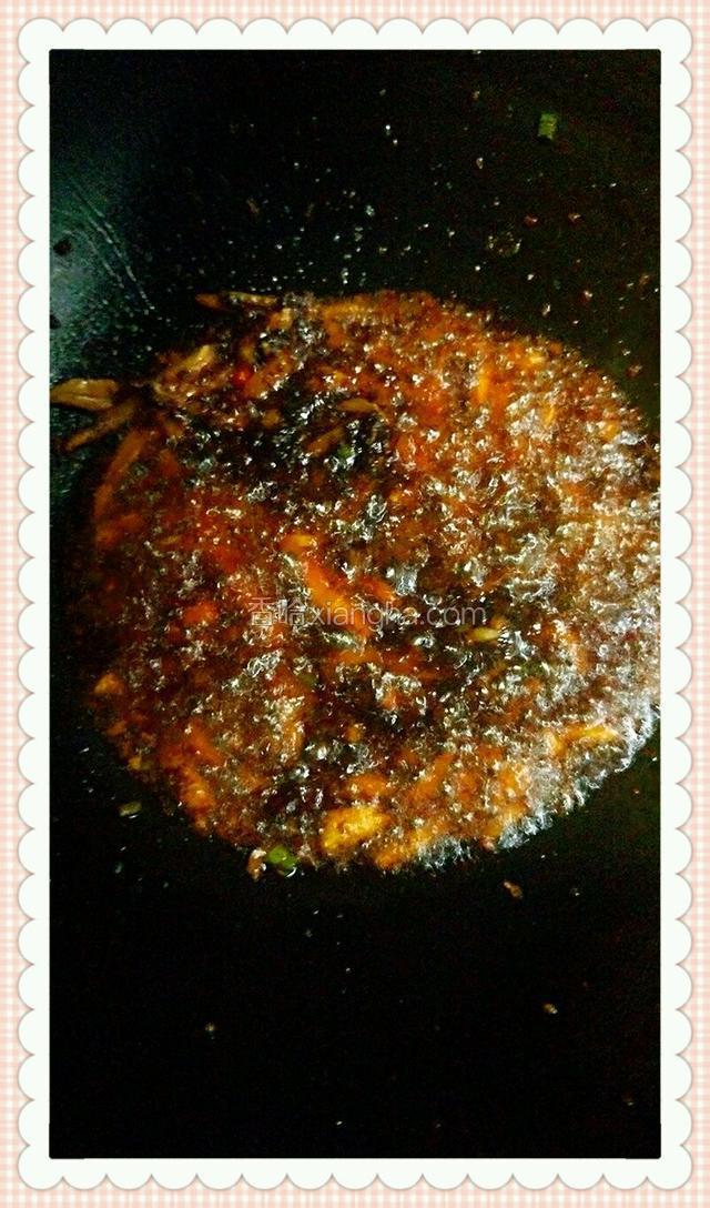 锅入红油，姜片，秘制酱料炒出香味后加入适量清水。