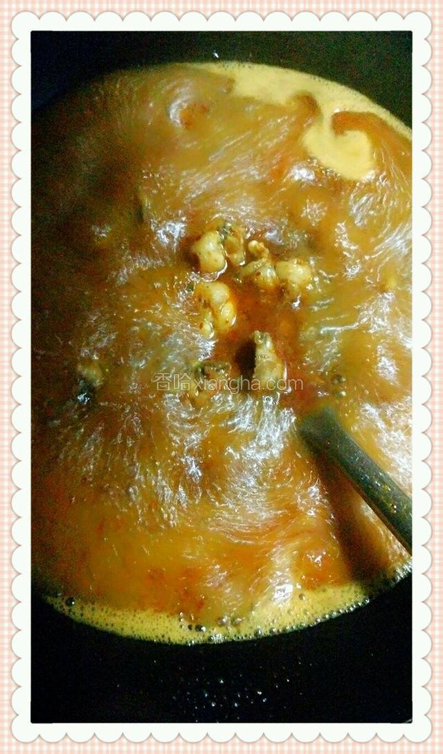汤大开后倒入石蛙并加生抽少许大火炖煮5分钟。