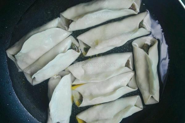 鲜肉锅贴的做法图解9