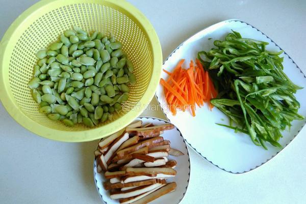 青椒香干炒毛豆的做法图解1