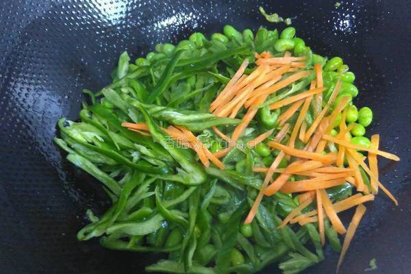青椒香干炒毛豆的做法图解4