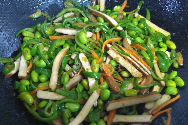 青椒香干炒毛豆的做法图解8