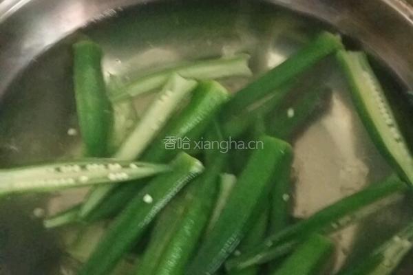 焯水秋葵的做法图解1