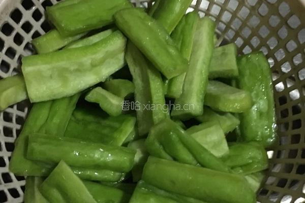 苦瓜焖鸭的做法图解2