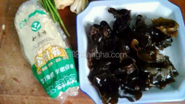 准备食材，黑木耳先冷水泡发一个小时。