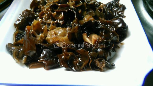 凉后捞出来沥干水装盘