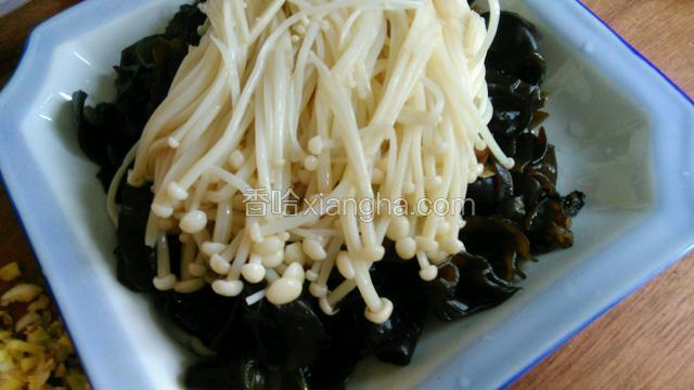 凉后捞出来沥干水摆在黑木耳的上面