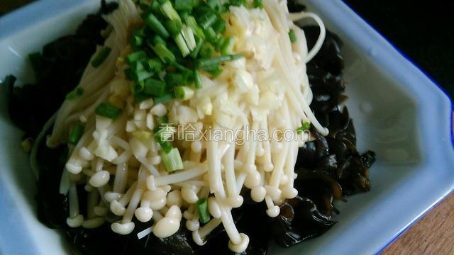 再把生姜大蒜末葱花放在金针菇的上面