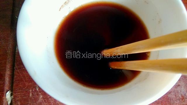 拿个小碗给盐，胡椒粉，味精，生抽，一点蚝油，香醋拌匀。
