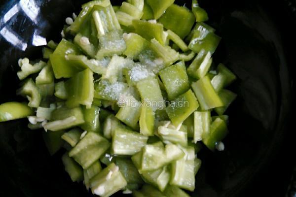 青椒炒空心菜杆的做法图解5
